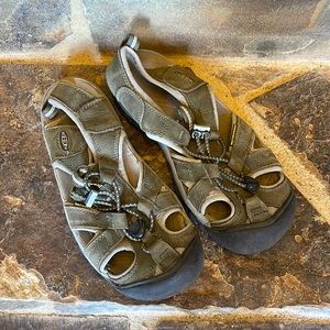 Size 7 Keen water shoe. Worn once - near perfect condition.